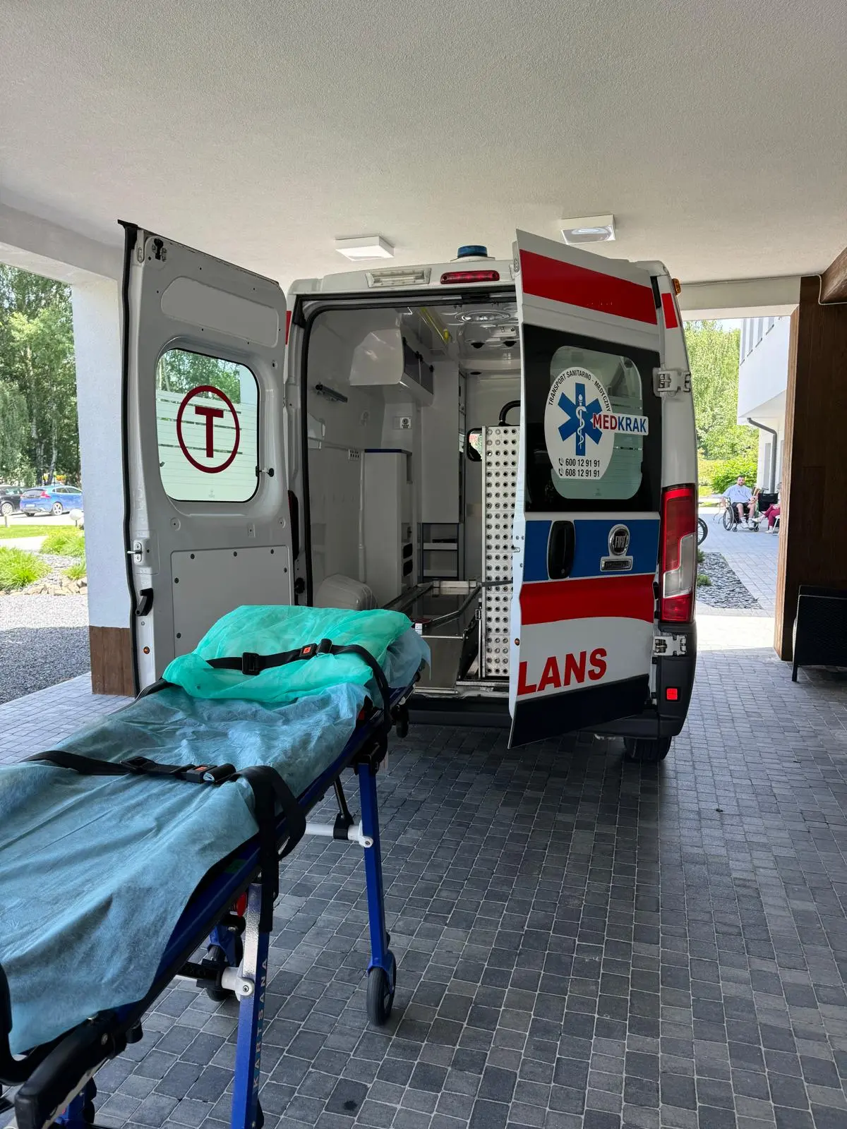 Nosze przy ambulansie